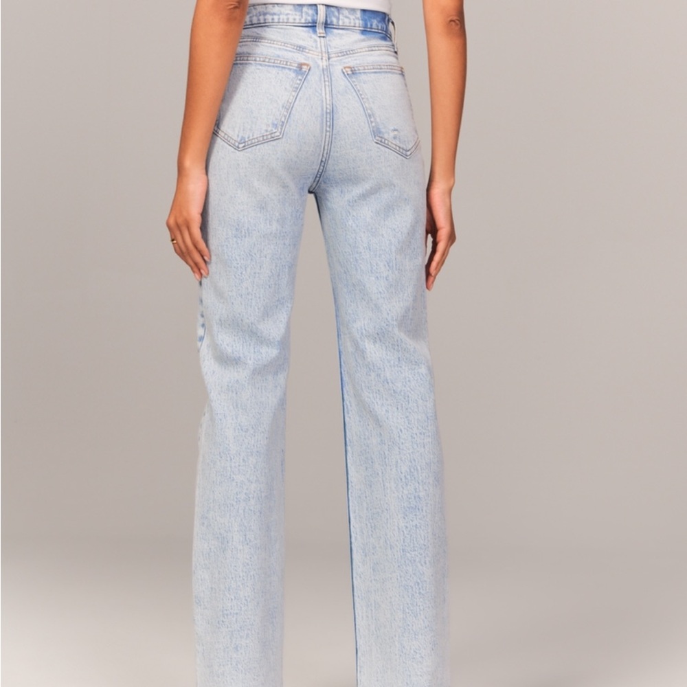 A&F High Rise 90s Relaxed Jean - Picture 2 of 8